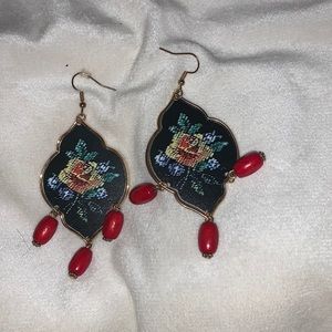 Plunder earrings with pretty flower design.